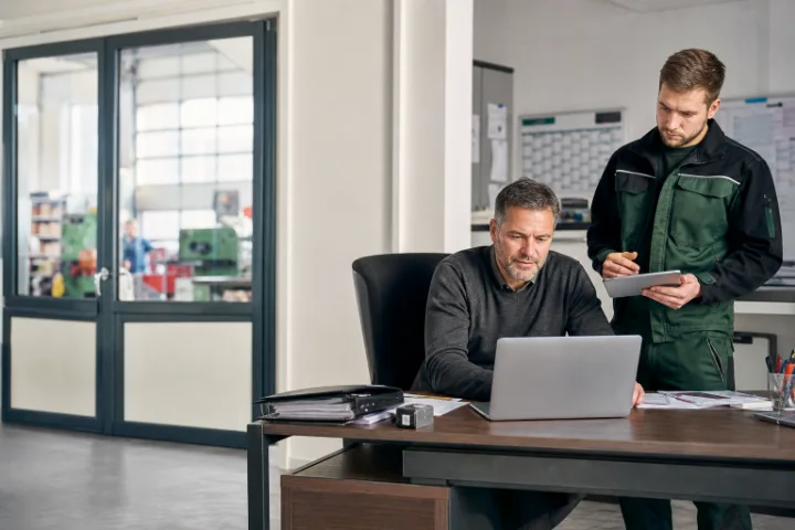 Betriebsleiter und Techniker koordinieren Fristen und Dokumente